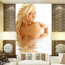 Tranh spa cô gái tóc vàng khoe vai trần gợi cảm