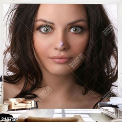 Tranh spa cô gái với đôi mắt to tròn xinh đẹp