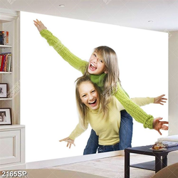 Tranh hai bé gái cõng nhau trên lưng in canvas treo tường spa