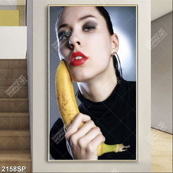 Tranh spa cô gái với đôi môi đỏ bên trái chuối