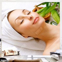 Tranh gương mặt cô gái nằm thư giãn trong spa