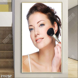 Tranh spa người đẹp tán phấn hồng trên má