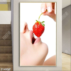 Tranh spa đôi môi bên trái dâu tây đỏ