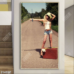 Tranh spa cô nàng cá tính đứng xin xe bên đường