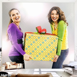 Tranh spa hai cô gái bưng hộp quà khổng lồ