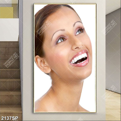 Tranh spa cô gái với gương mặt cười rạng rỡ