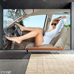 Tranh spa cô gái mặc váy trắng ngồi tạo dáng trong xe ô tô