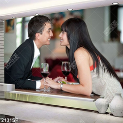 Tranh spa cặp đôi trẻ nắm tay nhìn nhau tình tứ