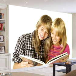 Tranh spa hai cô gái vui vẻ đọc sách