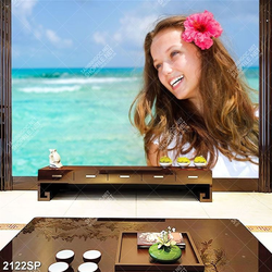 Tranh spa cô gái trẻ tươi cười bên bãi biển