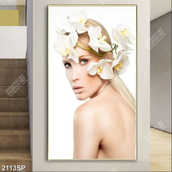Tranh spa người đẹp cài cành hoa lan trắng trên tóc