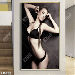 Tranh spa người mẫu bikini đứng tạo dáng bên tường