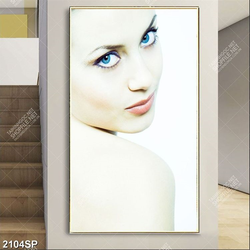 Tranh spa cô gái với đôi mắt màu lam