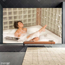 Tranh spa cô nàng trong bồn tắm nhiều bọt xà bông