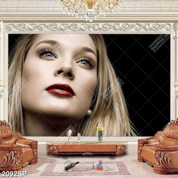 Tranh spa gương mặt xinh đẹp của cô gái tóc vàng