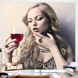 Tranh spa cô nàng xinh đẹp cầm ly rượu vang đỏ