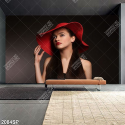 Tranh spa cô gái đội chiếc mũ đỏ