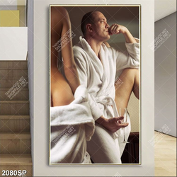 Tranh spa người đàn ông bên cô gái khoe vòng ba gợi cảm