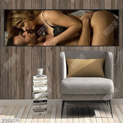 Tranh treo tường spa cặp người mẫu nam nữ nằm ôm nhau