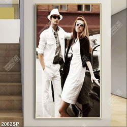 Tranh spa đôi trai gái đứng bên xe ô tô