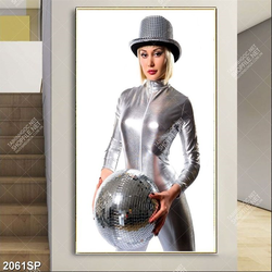 Tranh spa cô gái cầm quả cầu gương trên tay