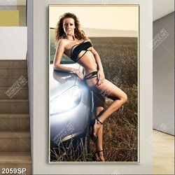 Tranh người mẫu bikini đứng tựa bên xe ô tô in uv