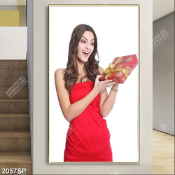 Tranh spa cô gái cầm hộp quà trên tay