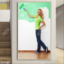 Tranh spa cô gái lăn sơn tường mùa xanh