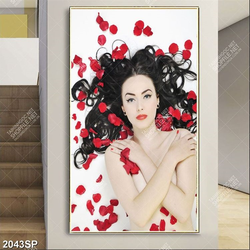 Tranh spa người mẫu bán nude nằm bên những cánh hoa hồng