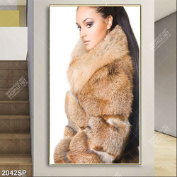 Tranh spa cô nàng mặc áo choàng lông sành điệu