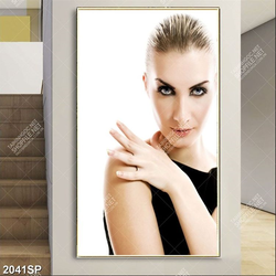 Tranh spa cô gái mặc váy đen gợi cảm