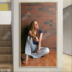 Tranh spa ngồi gái ngồi dựa vào bức tường gạch