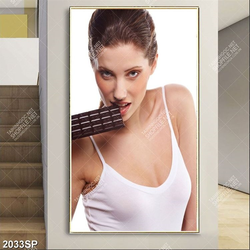 Tranh spa cô gái xinh đẹp cắn thanh socola