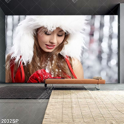 Tranh spa cô gái đội chiếc mũ lông trắng