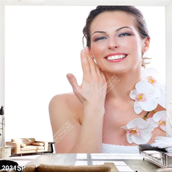 Tranh spa cô gái cười rạng rỡ bên cành hoa lan trắng