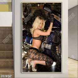 Tranh spa cô nàng gợi cảm ngồi bên xe ô tô