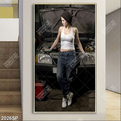 Tranh spa cô gái trẻ đứng tạo dáng bên chiếc xe ô tô cũ