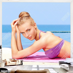 Tranh spa người mẫu bikini nằm bên hồ bơi