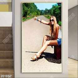 Tranh spa cô gái ngồi xin xe bên lề đường