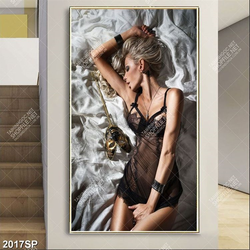 Tranh spa người mẫu mặc chiếc váy ngủ sexy nằm trên giường