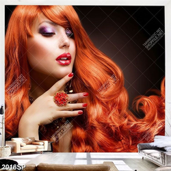 Tranh spa người mẫu với mái tóc cam dài nổi bật