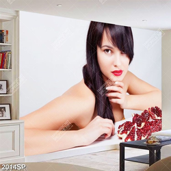 Tranh spa cô gái xinh đẹp ngồi bên trái lượu đỏ