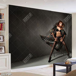 Tranh spa người mẫu bikini mặc áo choàng ngồi bên tường