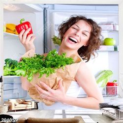 Tranh spa cô gái trẻ cầm túi rau quả tươi