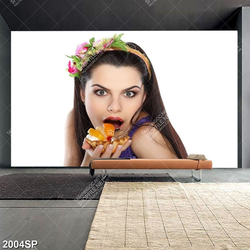 Tranh spa cô gái với chiếc bánh ngọt trên tay