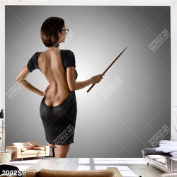 Tranh spa cô gái mặc chiếc váy khoét lưng gợi cảm