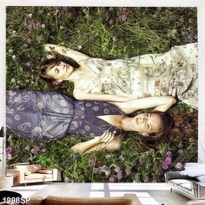 Tranh spa hai cô gái xinh đẹp nằm trên hoa tươi