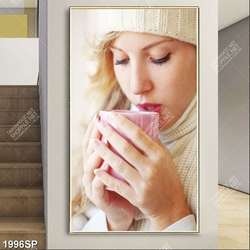 Tranh spa cô gái xinh đẹp uống ly trà nóng