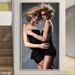 Tranh spa hai người mẫu mặc váy đen