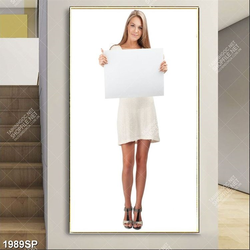 Tranh spa cô gái trẻ cầm tấm bảng trắng